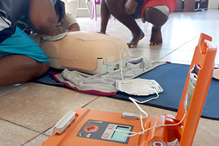 CEFOGEM Formation Tahiti sécurité travail defibrilateur